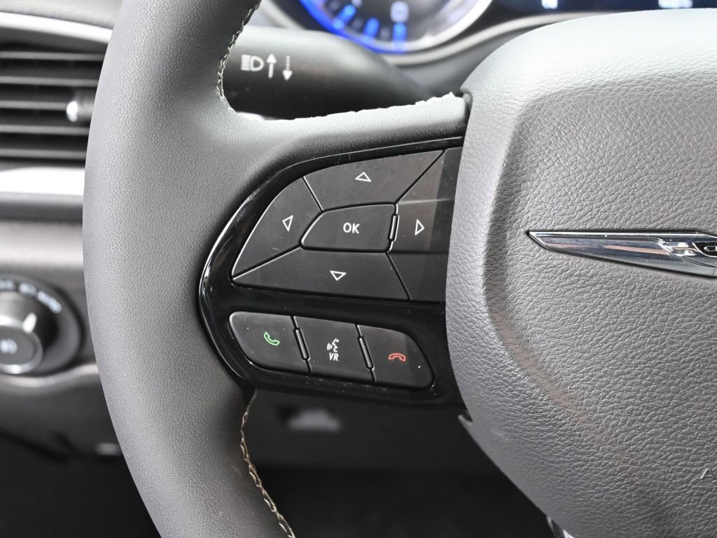 Used 2022 Chrysler Pacifica Touring-L w/ Uconnect Theater Family Group image 31