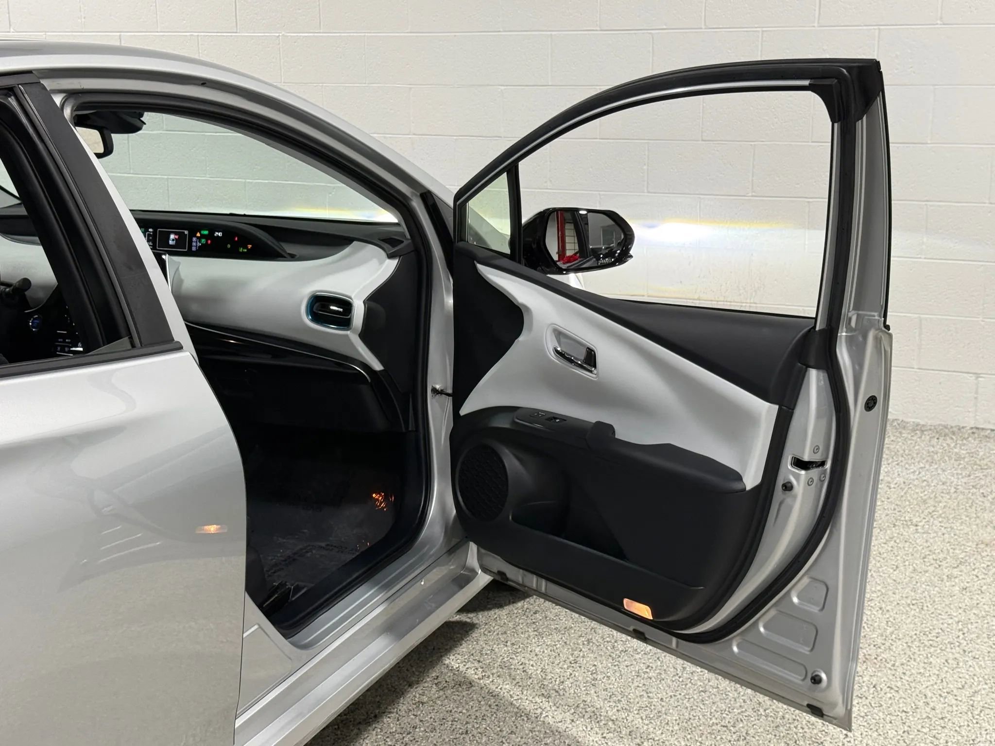 Used 2017 Toyota Prius Four w/ Premium Convenience Package image 38