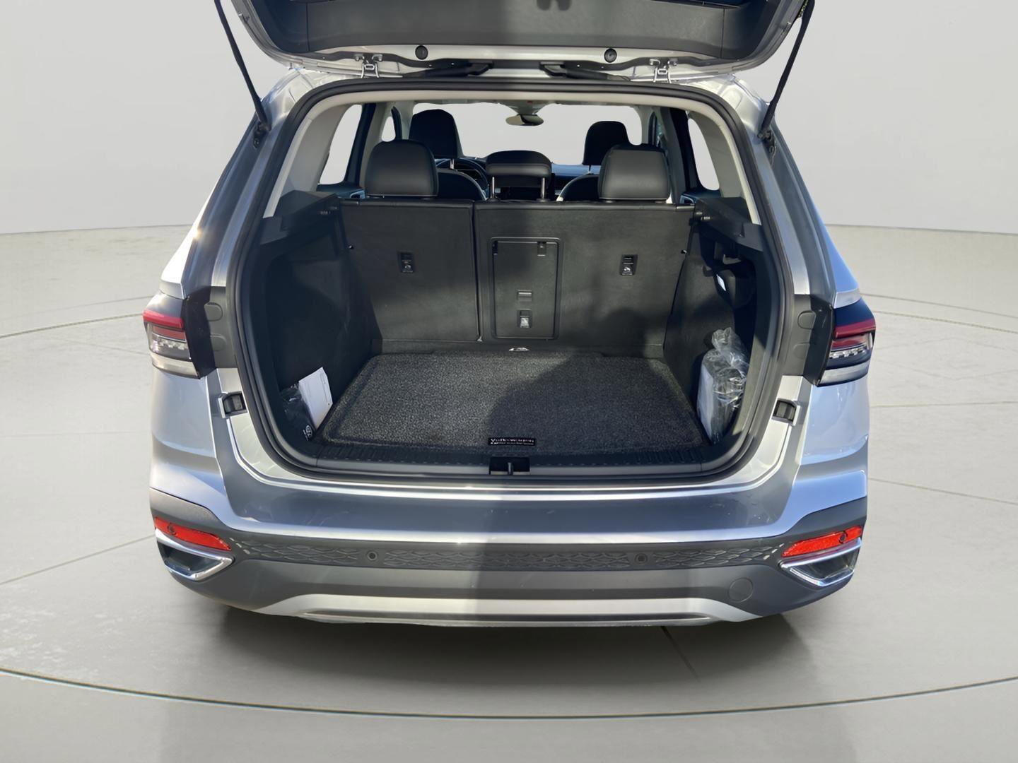 Used 2025 Volkswagen Taos SE w/ Panoramic Sunroof Package image 11