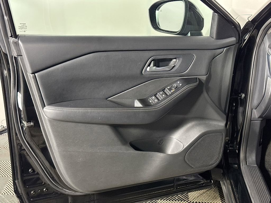 Used 2024 Nissan Rogue SV image 10