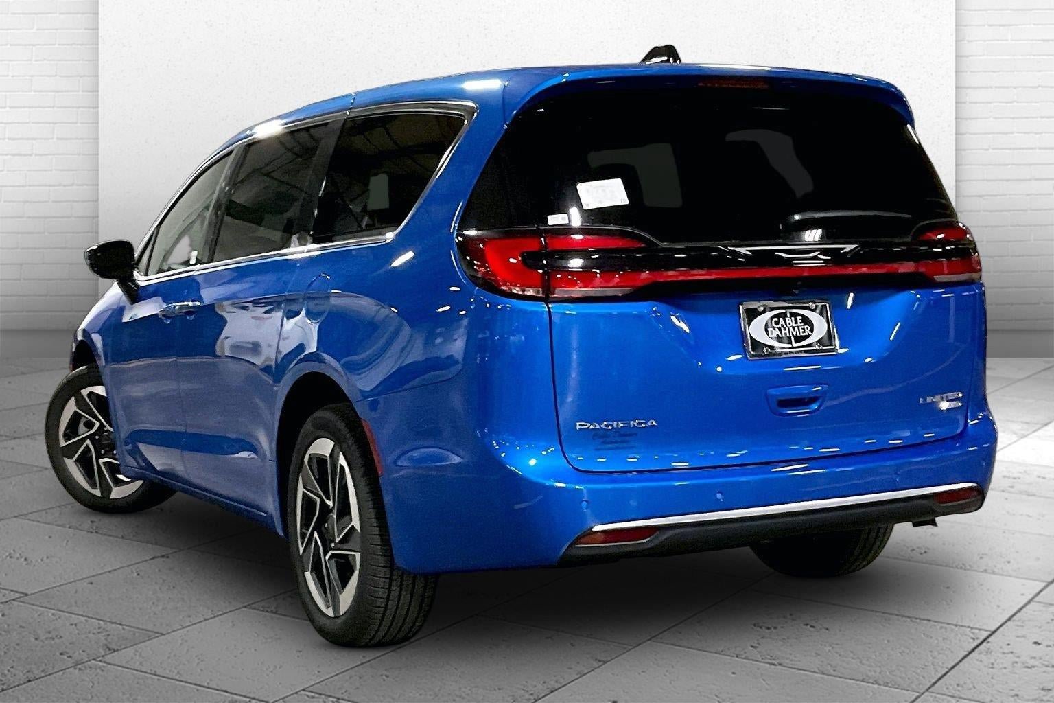 New 2027 Chrysler Pacifica Limited AWD/4WD image 3