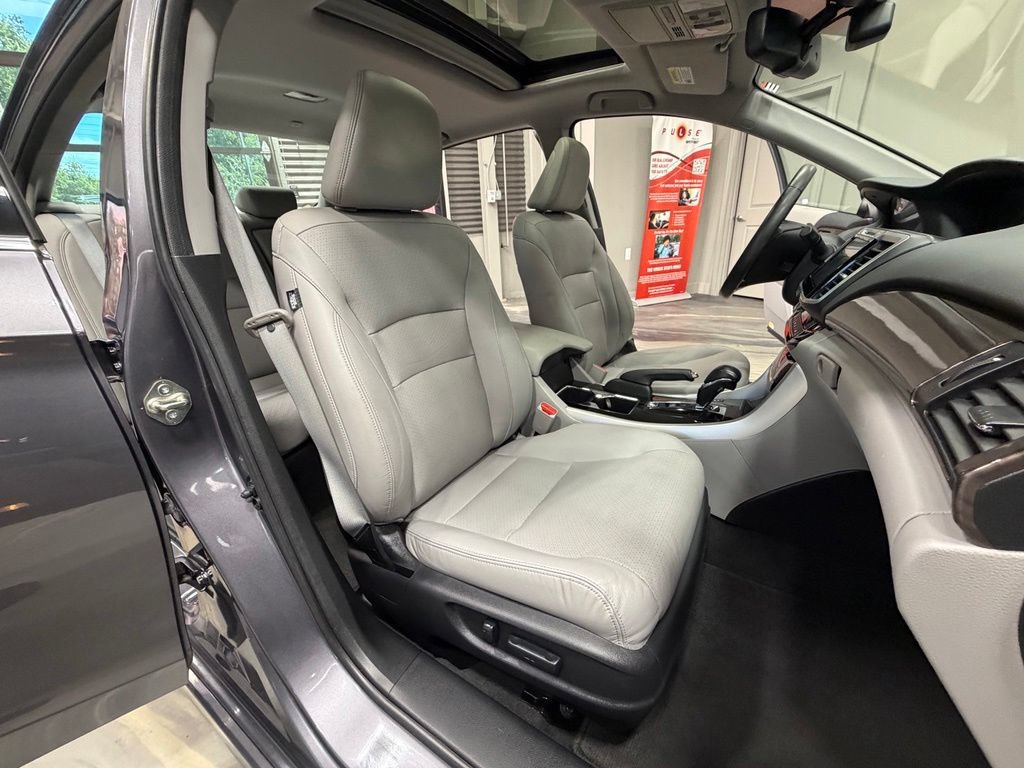 Used 2017 Honda Accord Touring image 4