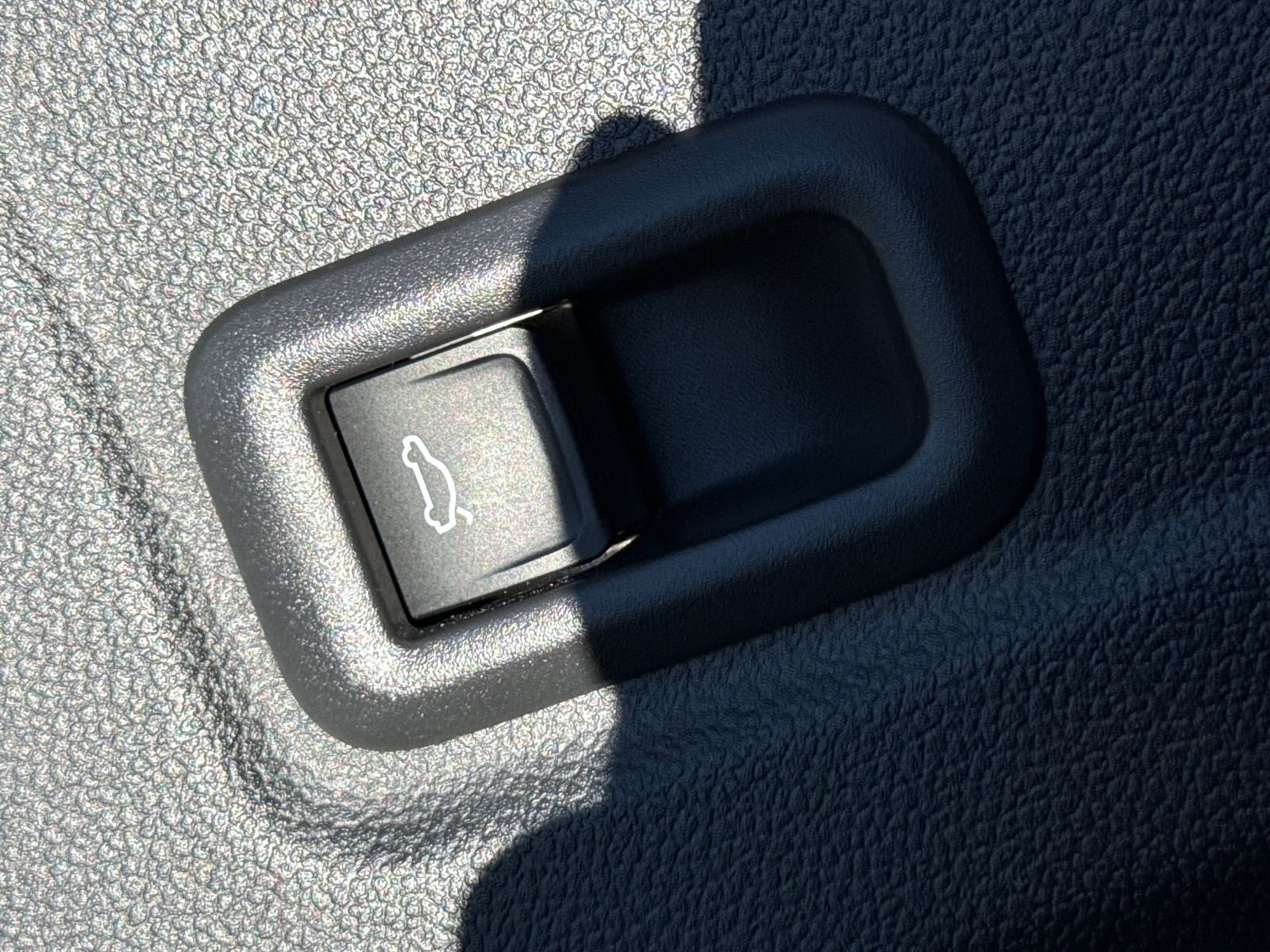 Certified 2025 Volkswagen Tiguan SEL R-Line image 30