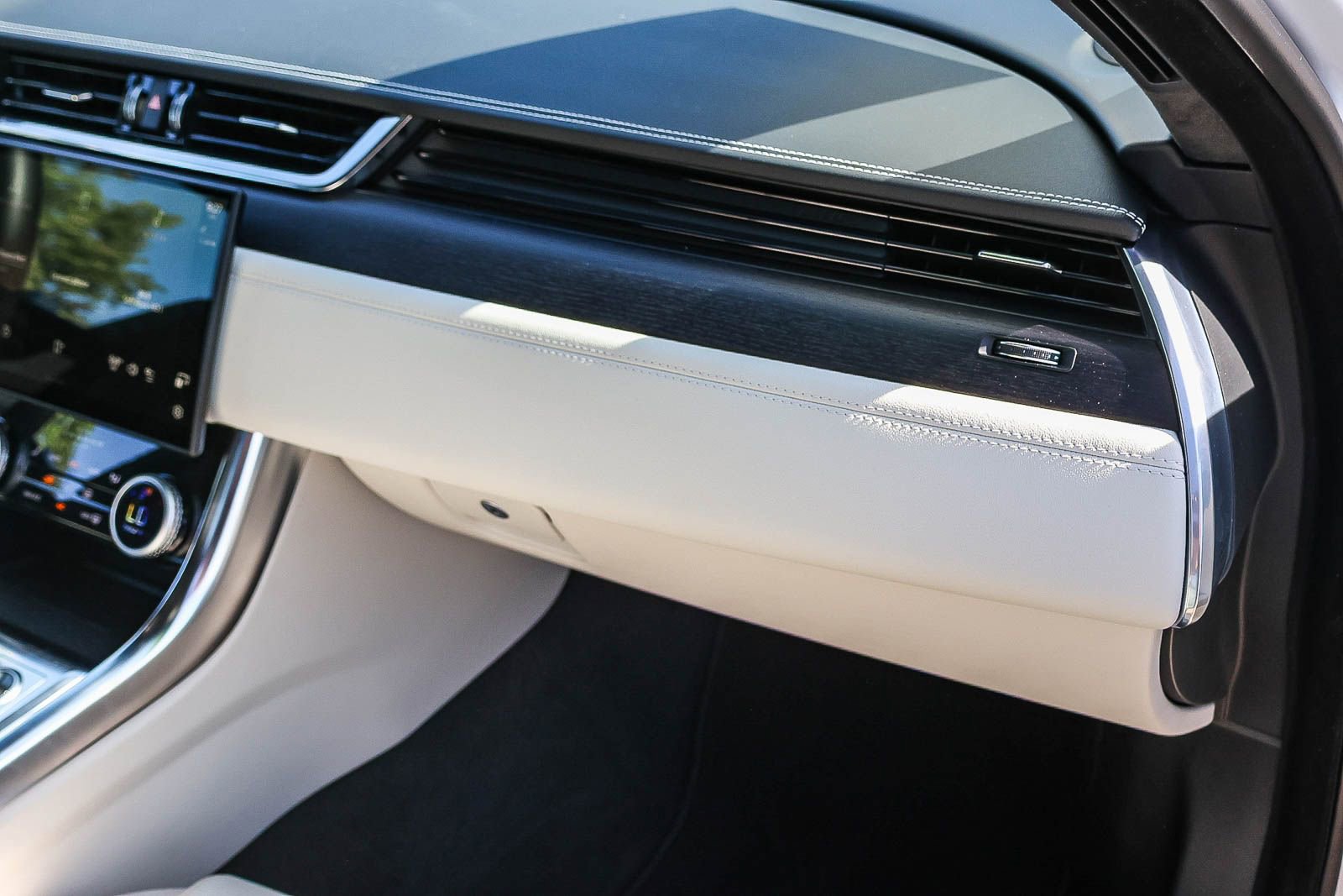 Used 2024 Jaguar XF R-Dynamic SE image 18