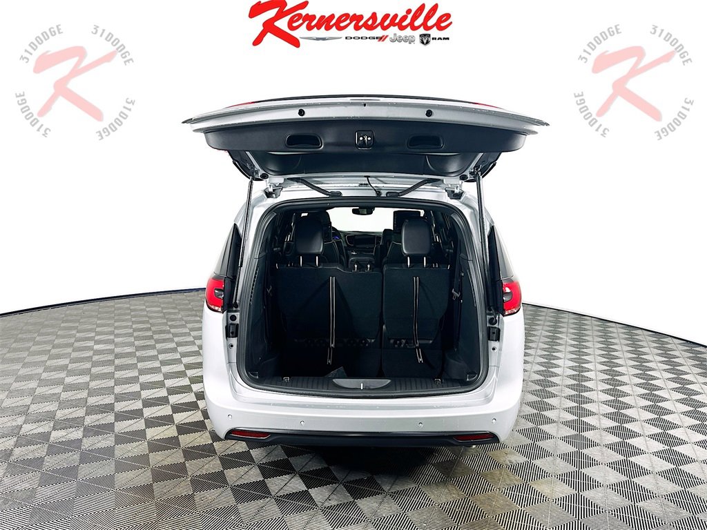 New 2026 Chrysler Pacifica Limited image 16