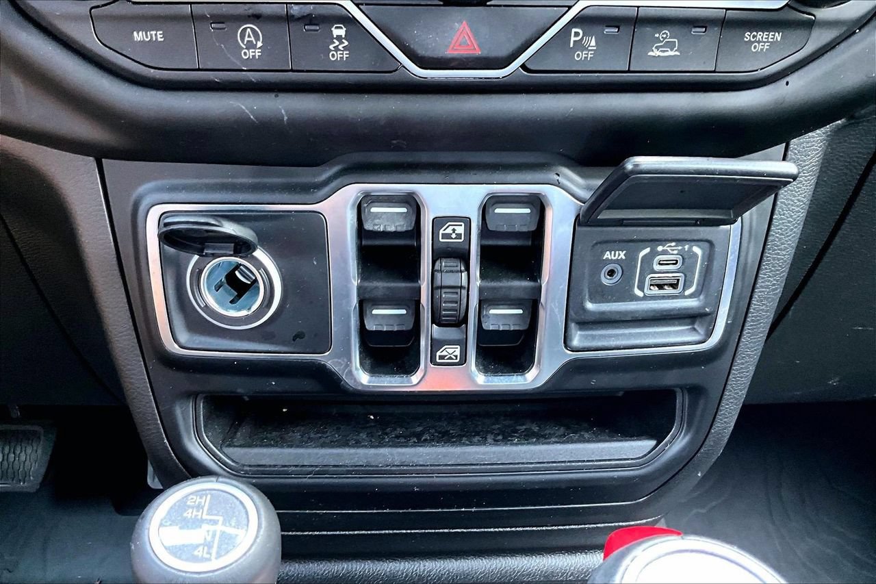 Used 2023 Jeep Wrangler Unlimited Sahara AWD/4WD image 17