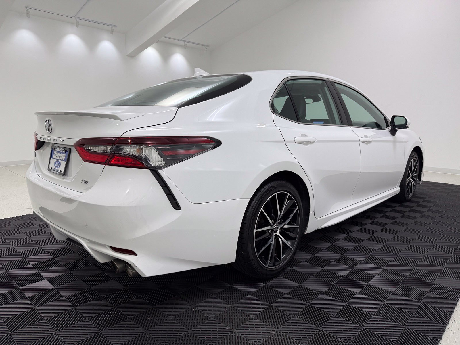 Used 2023 Toyota Camry SE FWD image 7