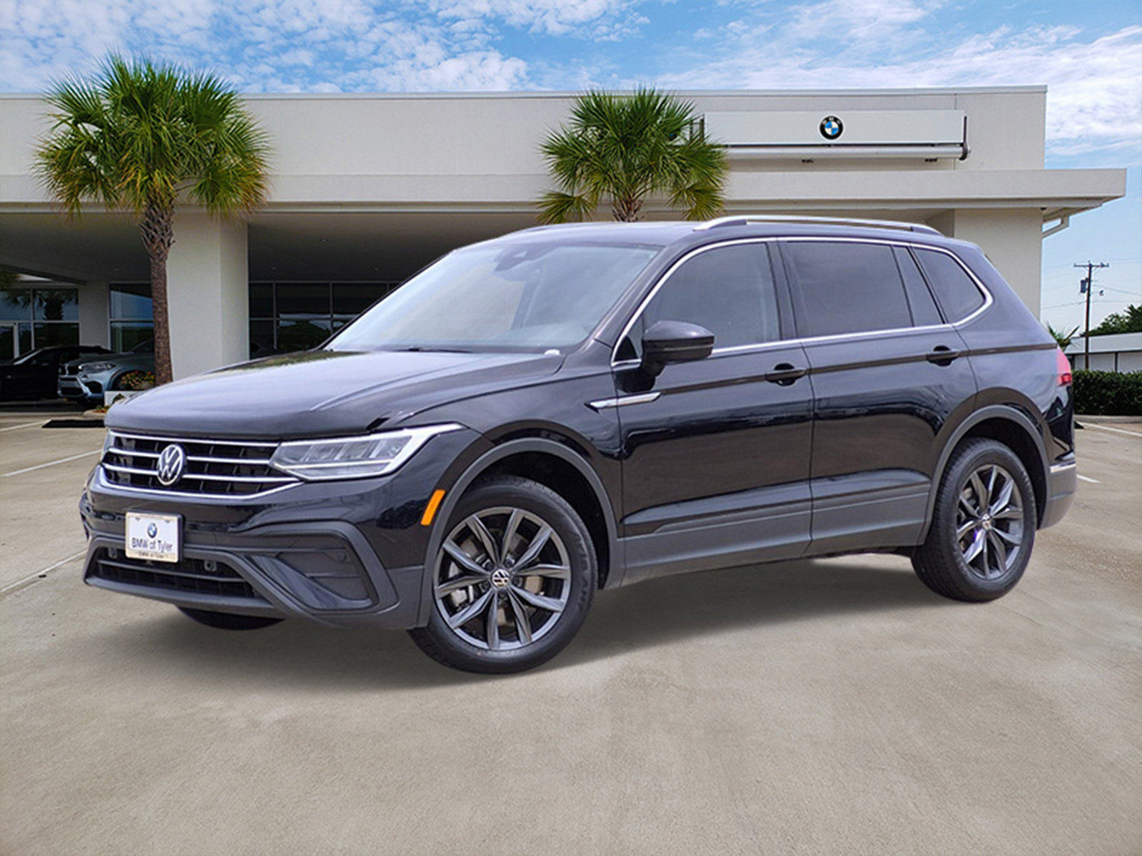 Used 2023 Volkswagen Tiguan SE FWD image 1