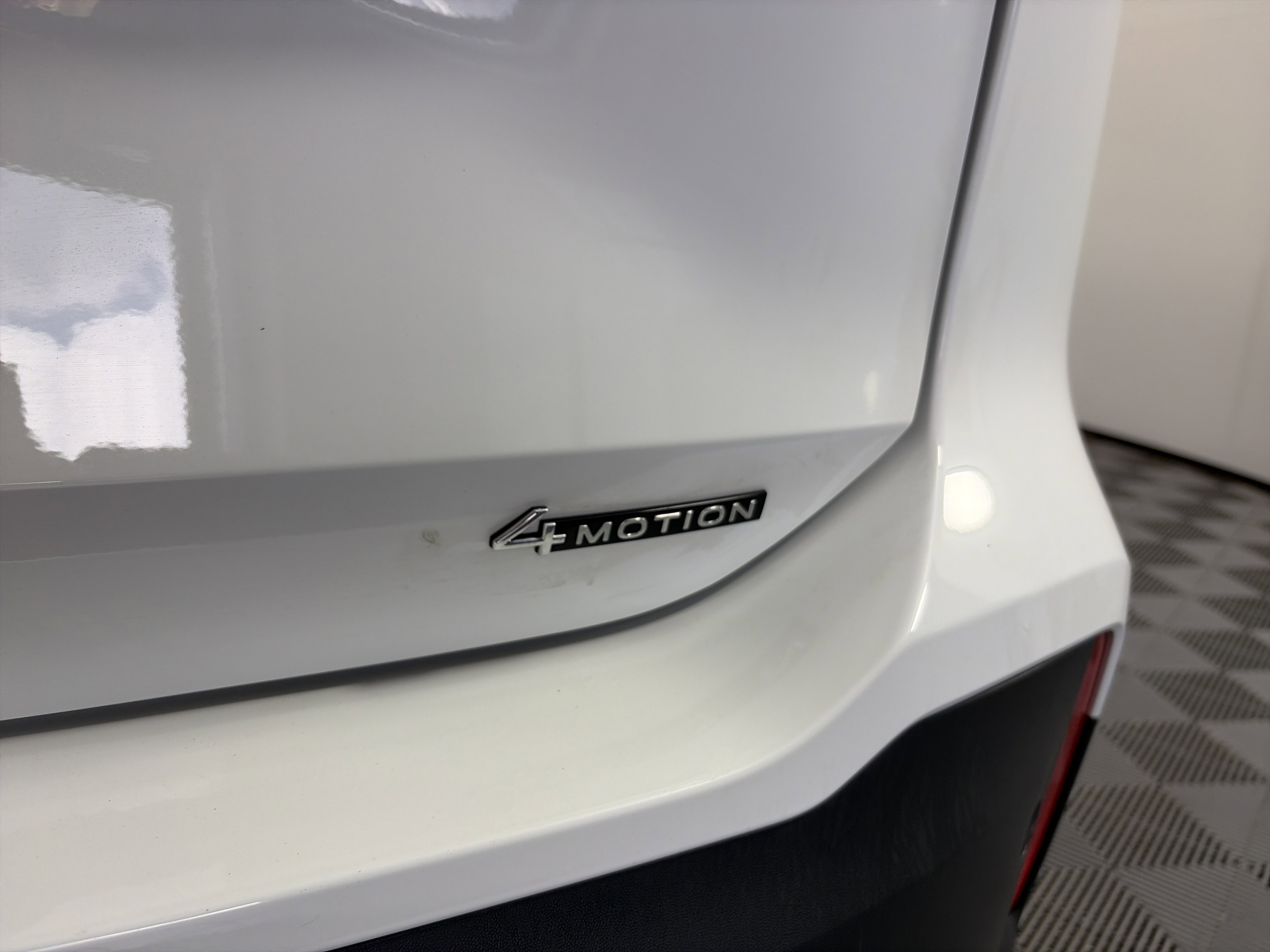 Used 2025 Volkswagen Tiguan SE AWD/4WD image 19
