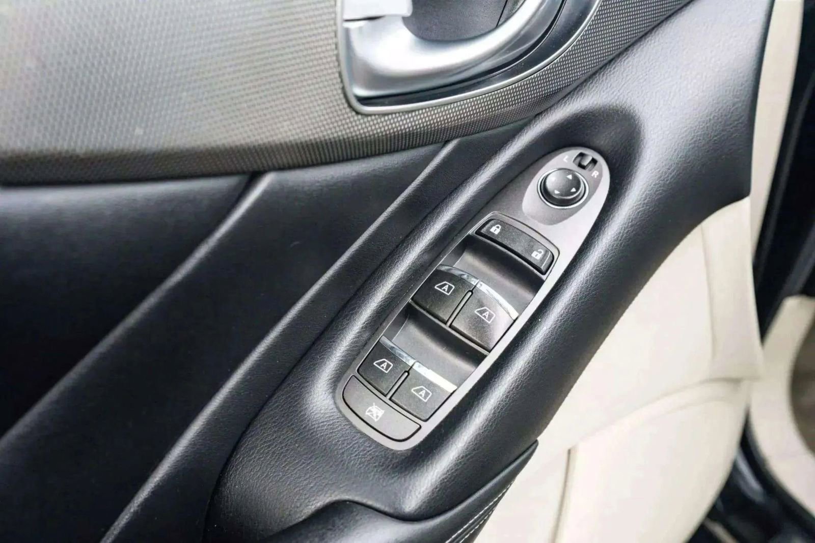 Used 2015 INFINITI Q50 w/ Moonroof Package image 12