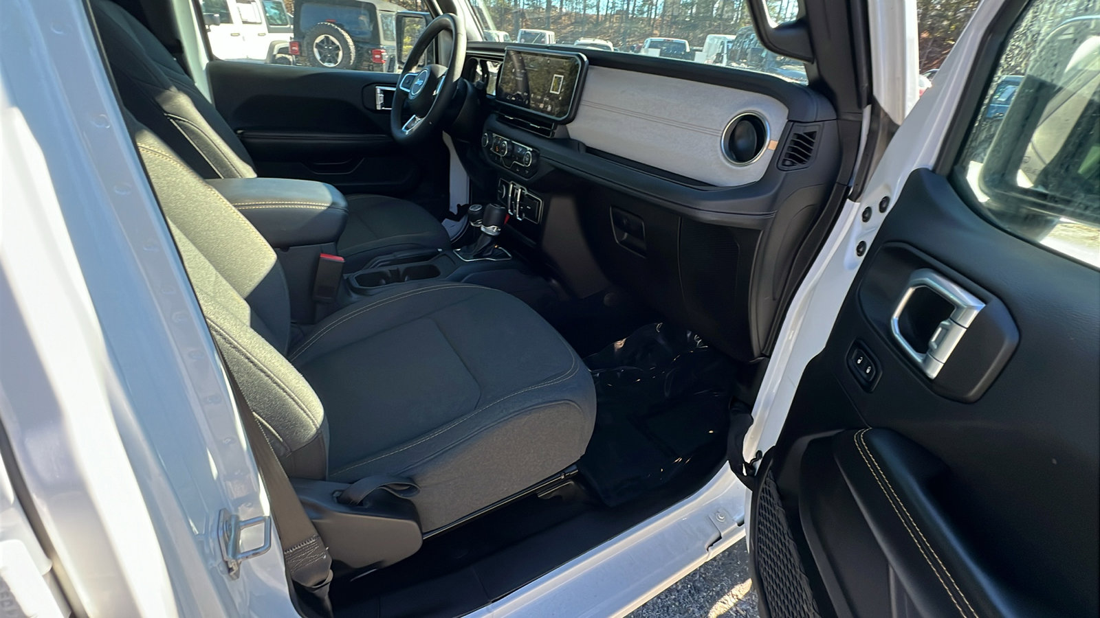 Used 2025 Jeep Wrangler Sahara image 19