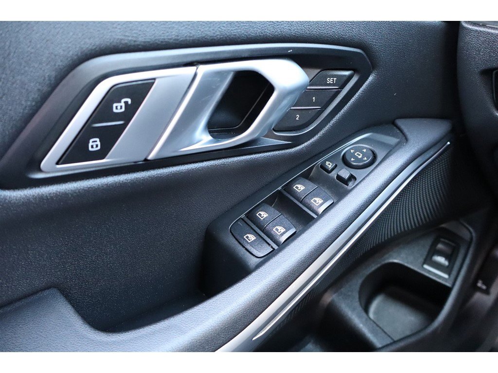 Used 2021 BMW 330i xDrive Sedan AWD/4WD image 25