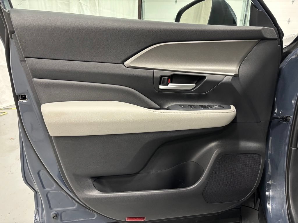 Used 2025 Toyota Grand Highlander AWD image 8
