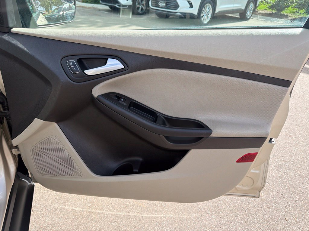 Used 2017 Ford Focus SE w/ Cold Weather Package FWD image 9