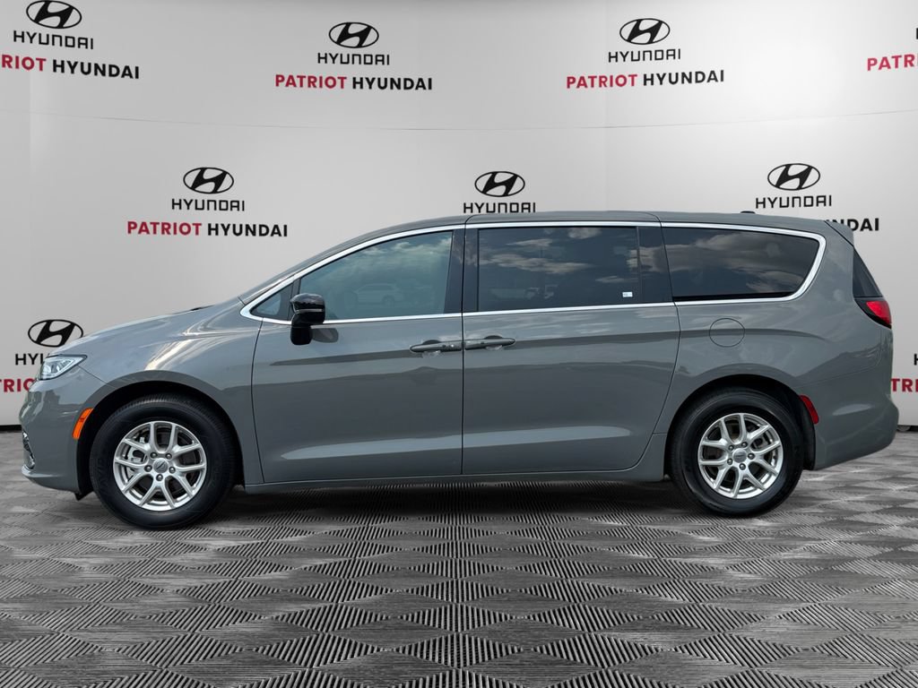 Used 2025 Chrysler Pacifica Select FWD image 6