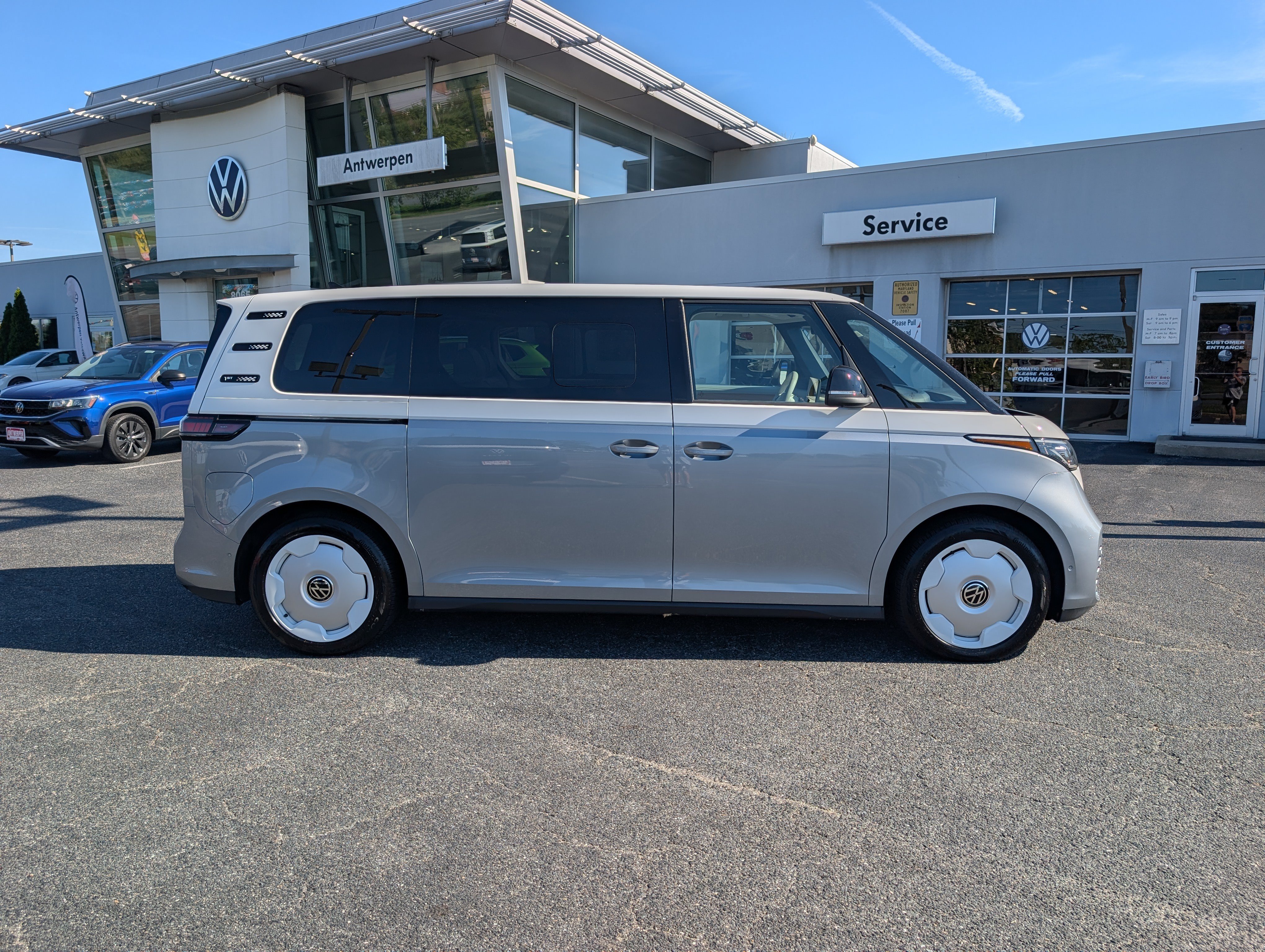 Used 2025 Volkswagen ID. Buzz 1st Edition RWD image 2