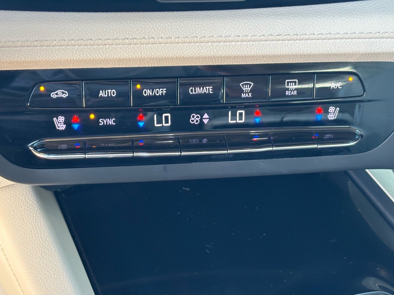 Used 2023 Buick Envision Avenir image 23