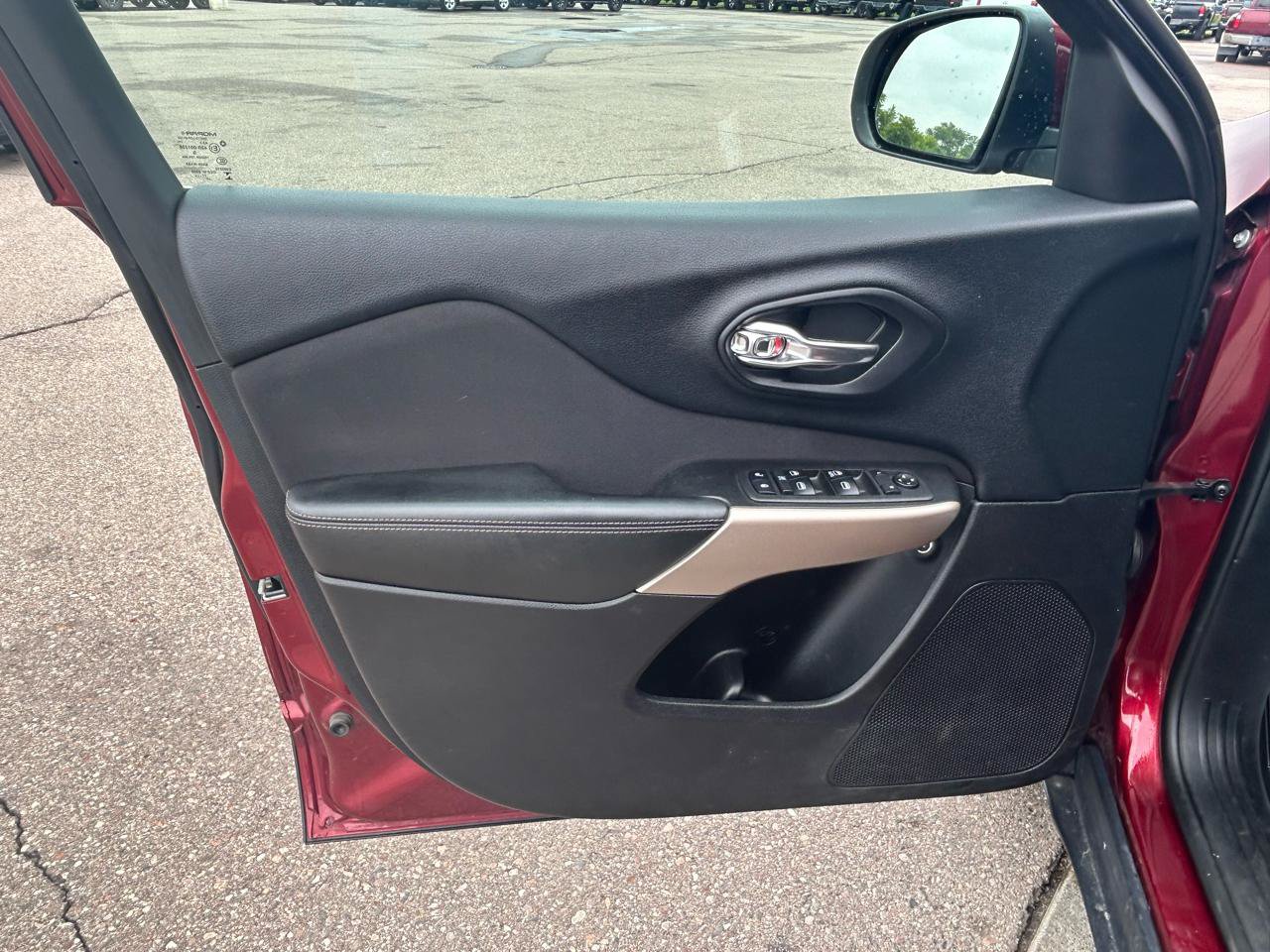 Used 2018 Jeep Cherokee Latitude FWD image 14