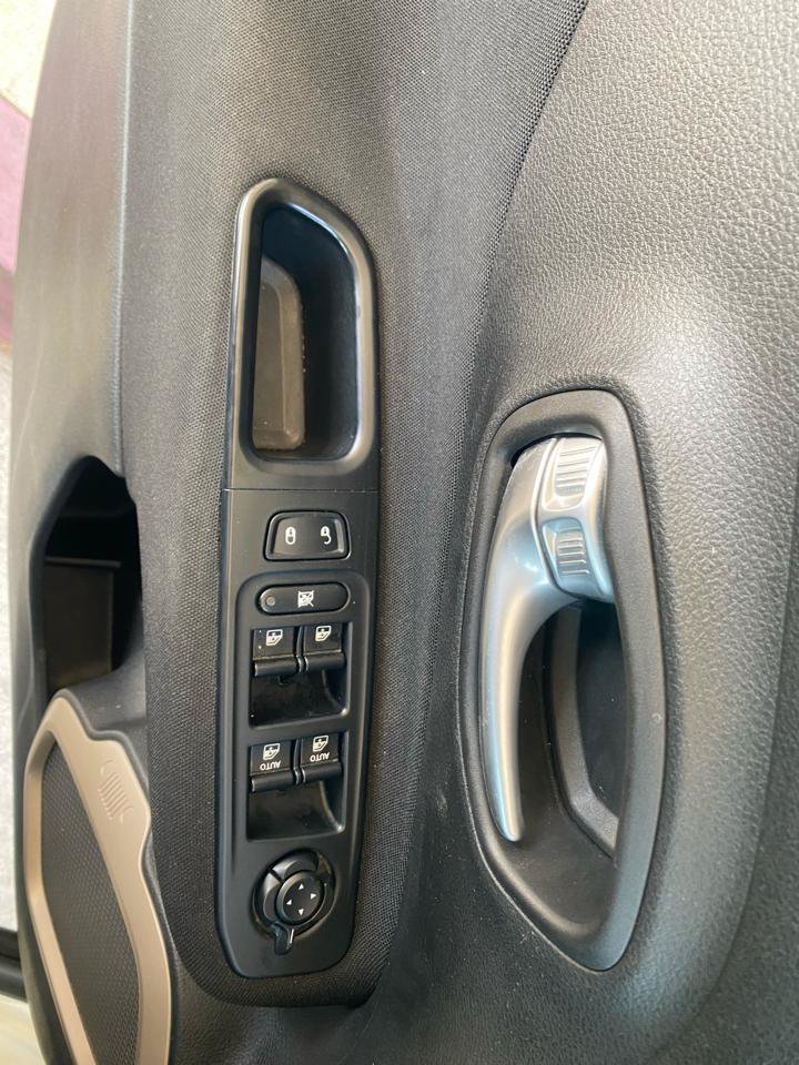 Used 2016 Jeep Renegade Latitude FWD image 19