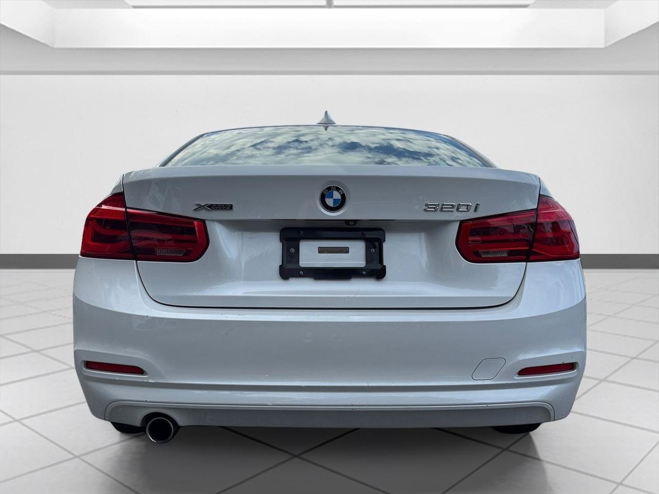 Used 2018 BMW 320i xDrive Sedan AWD/4WD image 4