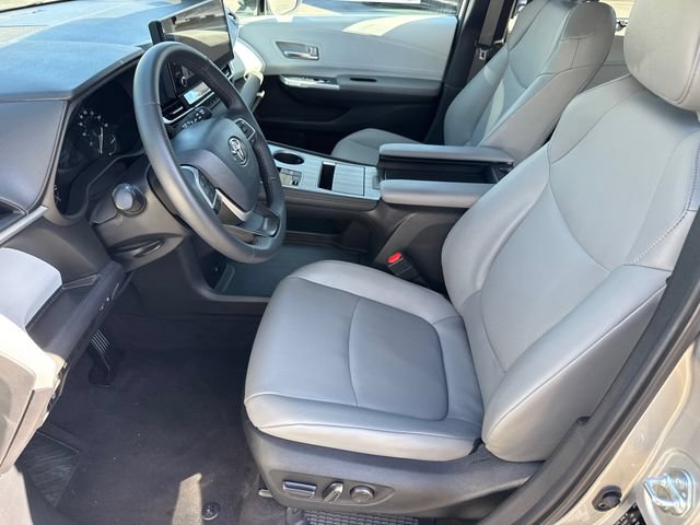 Certified 2025 Toyota Sienna XLE FWD image 26