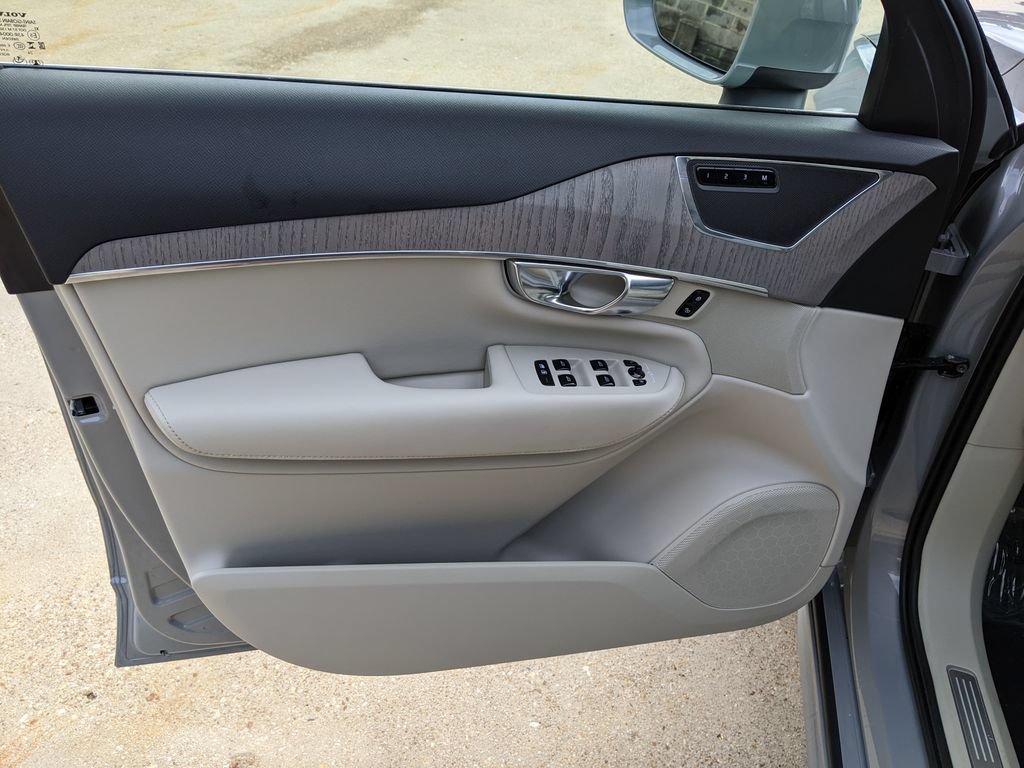 Certified 2025 Volvo XC90 T8 Plus w/ Protection Package Premier AWD/4WD image 9