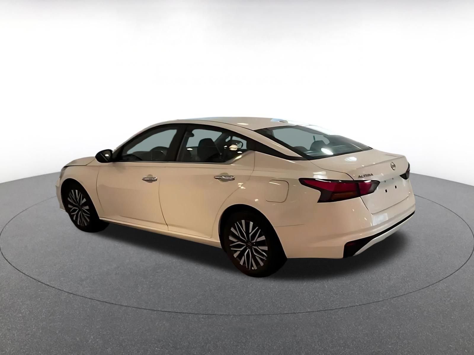 Used 2025 Nissan Altima 2.5 SV FWD image 11