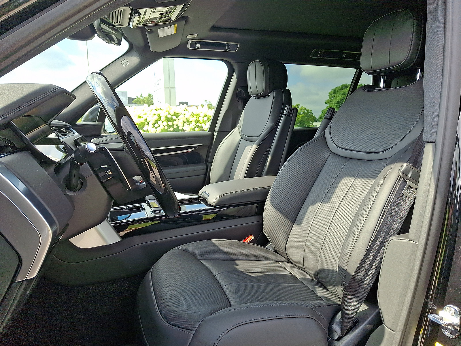 New 2026 Land Rover Range Rover Long Wheelbase SE AWD/4WD image 9