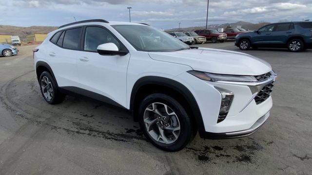 New 2026 Chevrolet Trax LT w/ LT Convenience Package FWD image 2