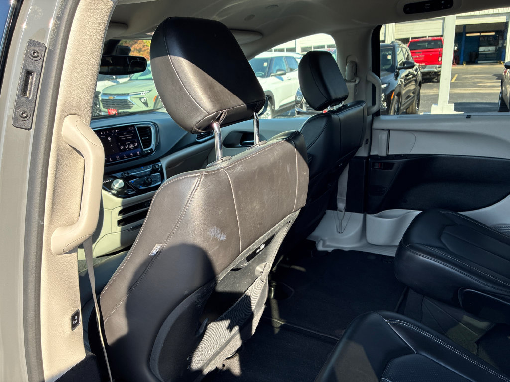 Used 2023 Chrysler Pacifica Touring-L FWD image 26