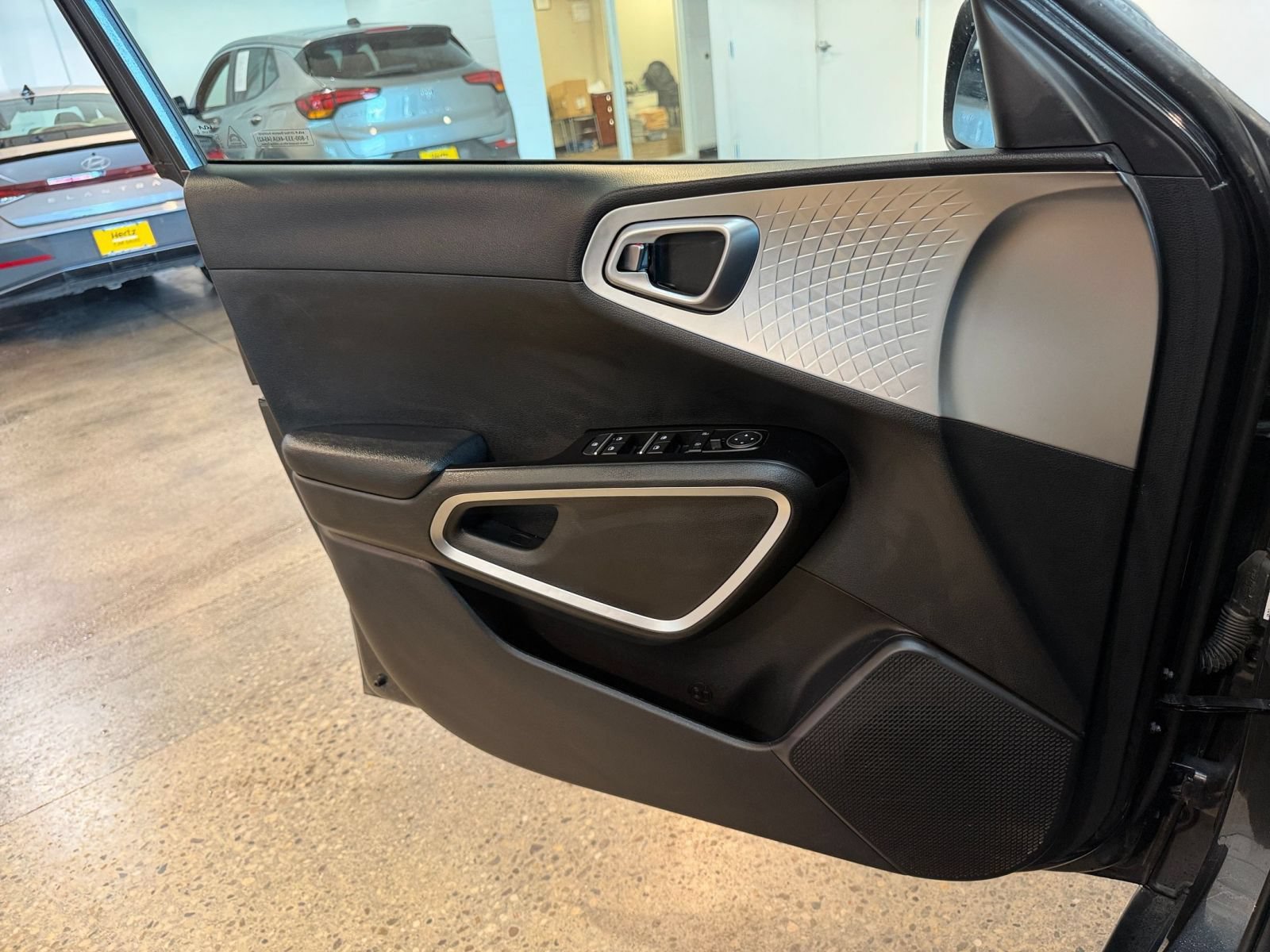Used 2025 Kia Soul LX w/ LX Technology Package FWD image 18