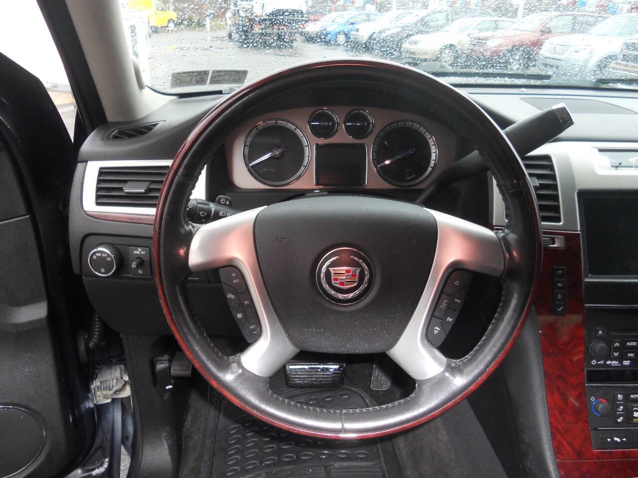 Used 2011 Cadillac Escalade Luxury image 9