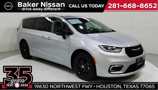 Used 2024 Chrysler Pacifica Touring-L FWD image 37