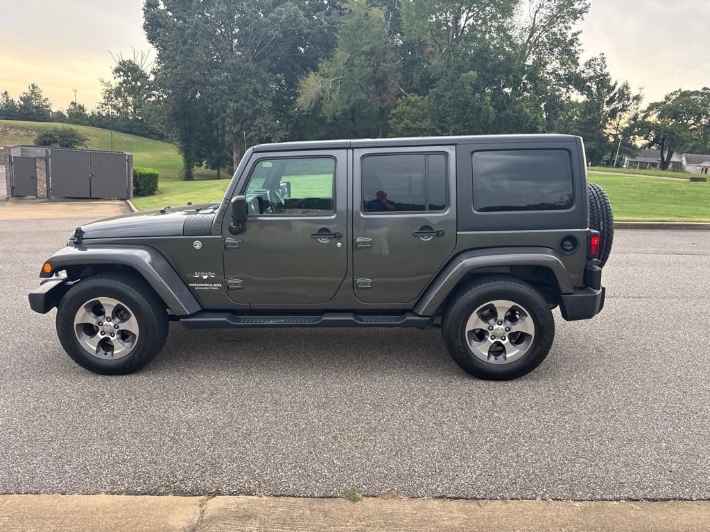 Used 2017 Jeep Wrangler Unlimited Sahara w/ Dual Top Group AWD/4WD image 4