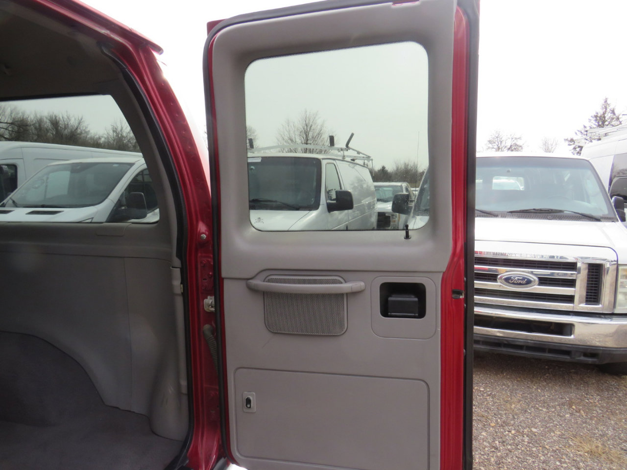 Used 1999 Ford E-150 and Econoline 150 Wagon RWD image 27