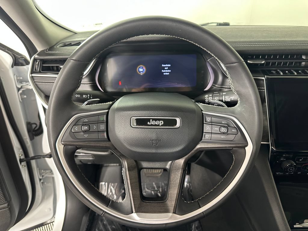Used 2023 Jeep Grand Cherokee Limited w/ Black Appearance Package AWD/4WD image 24