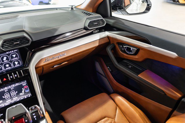 Used 2022 Lamborghini Urus AWD/4WD image 43
