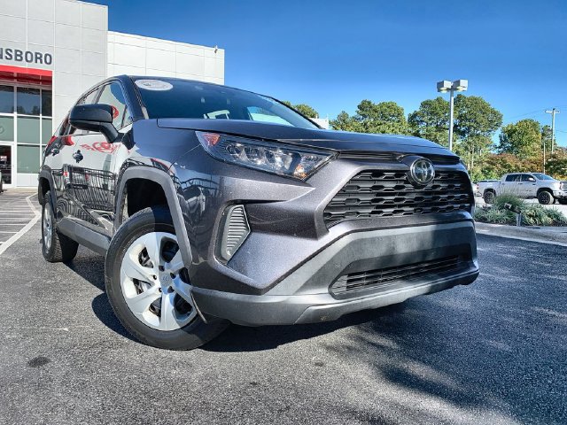 Used 2022 Toyota RAV4 LE AWD/4WD image 2