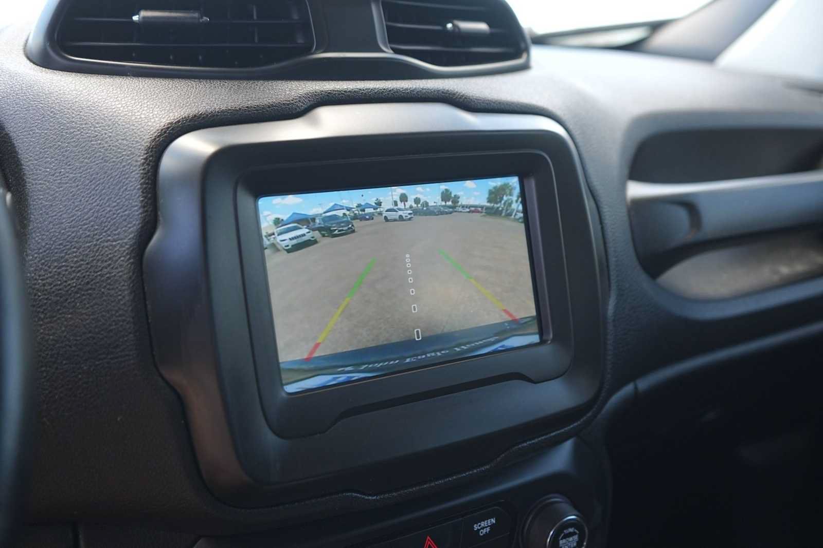Used 2018 Jeep Renegade Altitude FWD image 24
