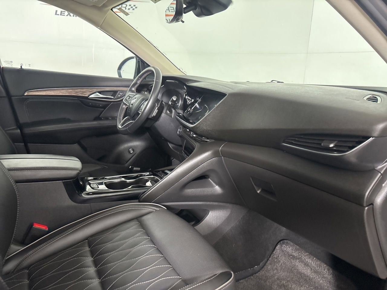 Used 2023 Buick Envision Avenir image 32