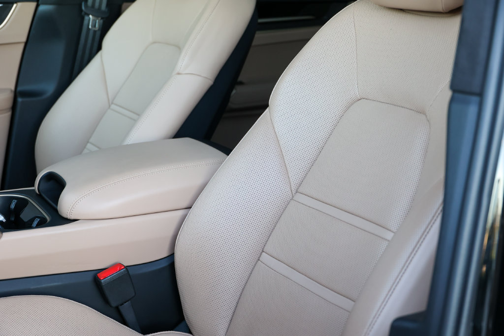 Certified 2025 Porsche Cayenne Turbo AWD/4WD image 30