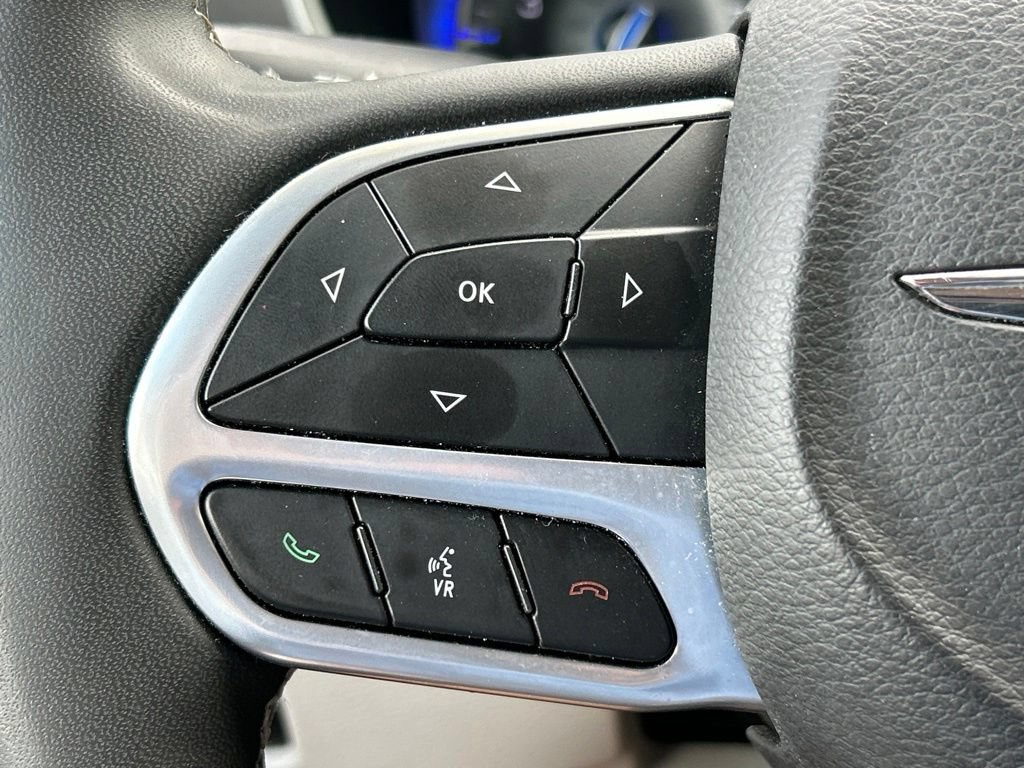 Used 2023 Chrysler Pacifica Touring-L FWD image 25