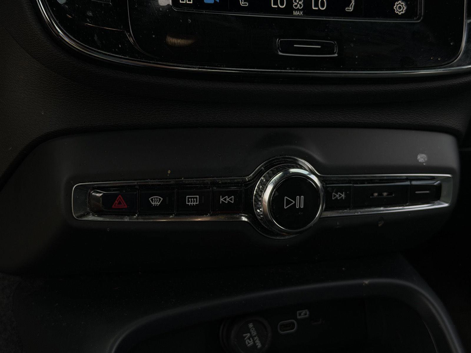 Used 2024 Volvo XC40 B5 Core image 15