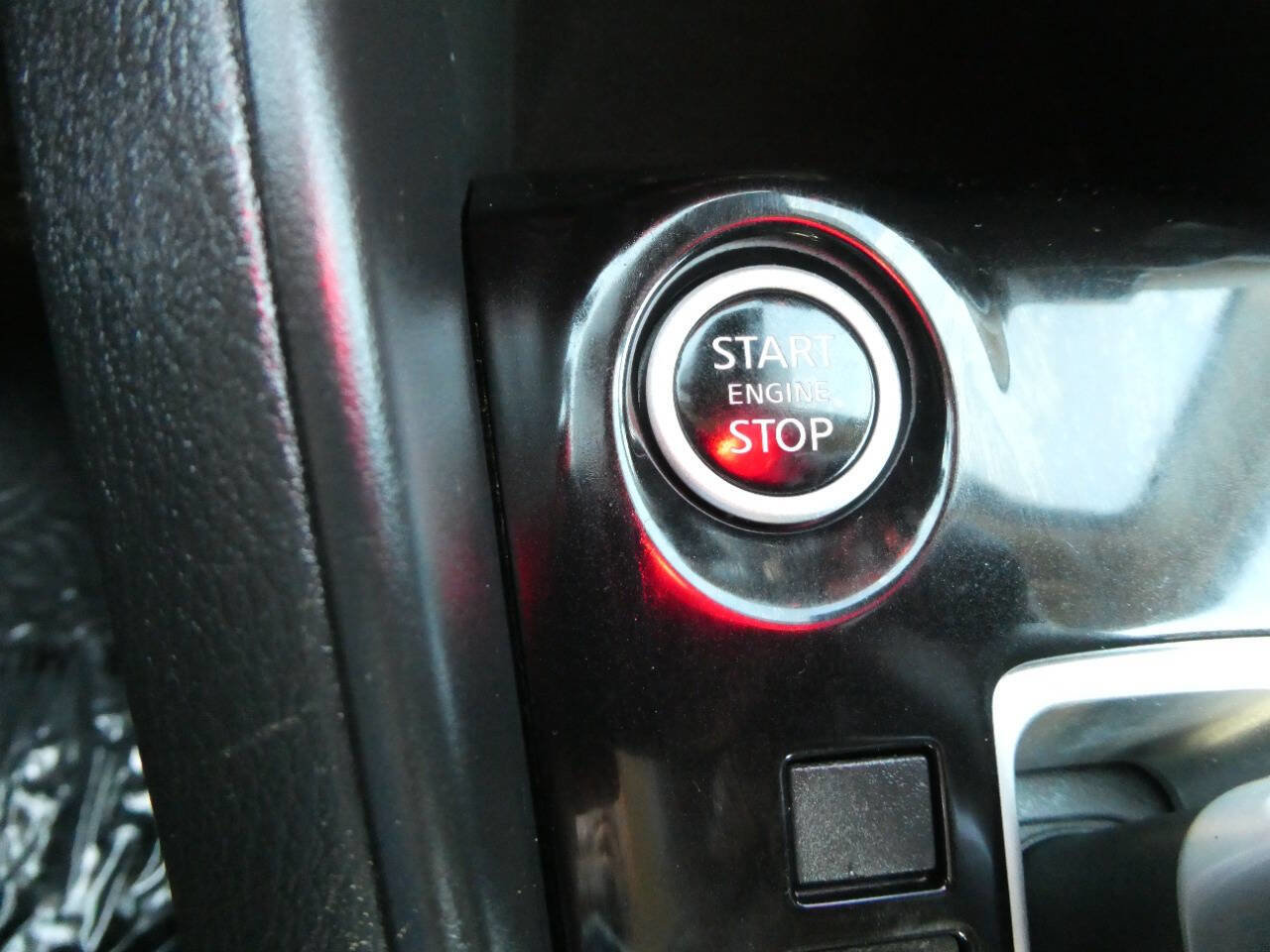 Used 2021 Nissan Versa SV FWD image 15