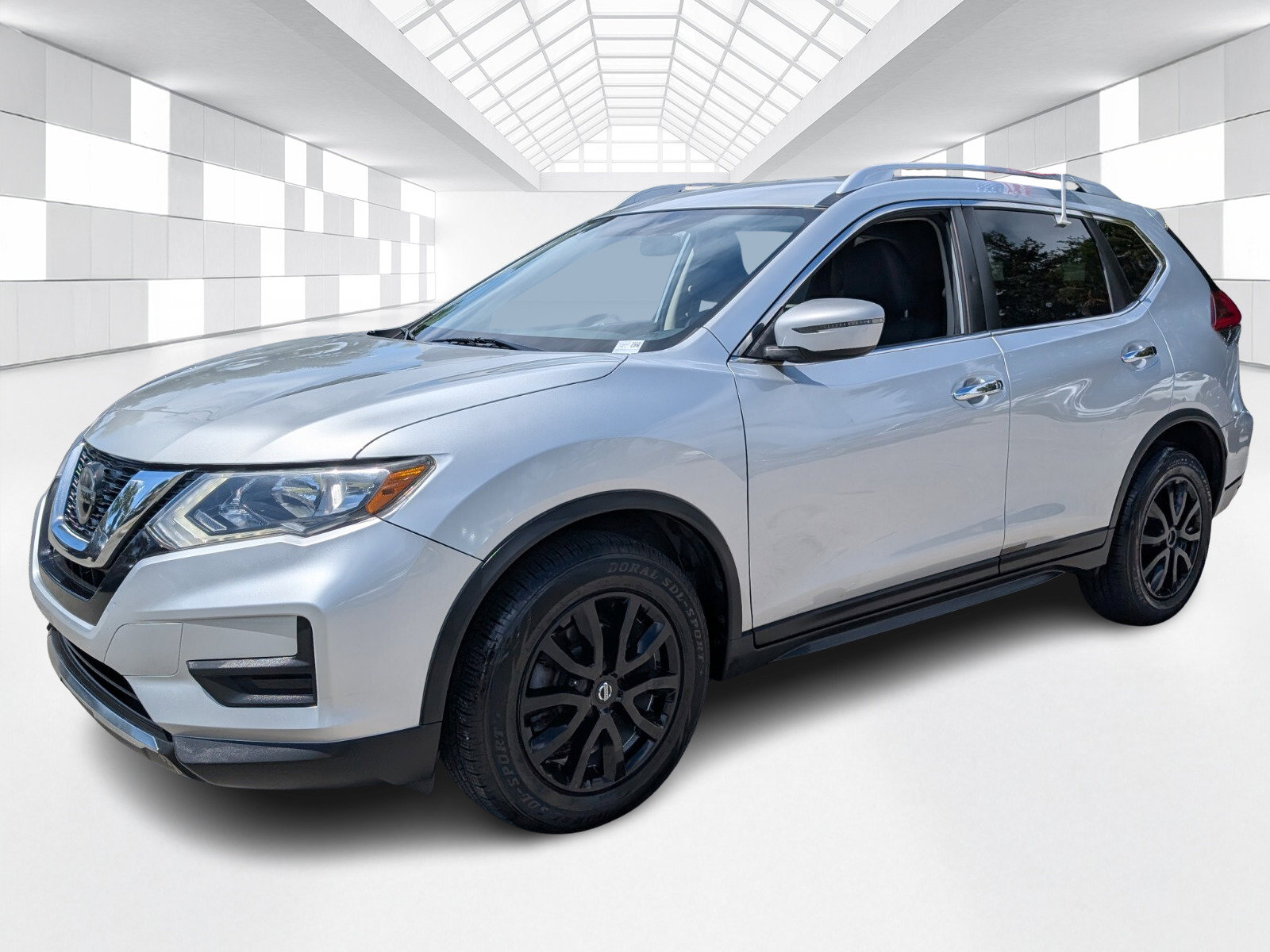 Used 2018 Nissan Rogue SV image 3