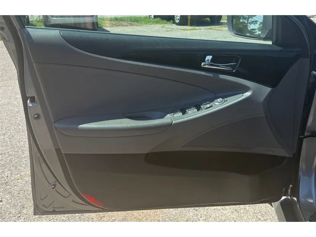 Used 2014 Hyundai Sonata Limited w/ Technology Package 05 FWD image 30