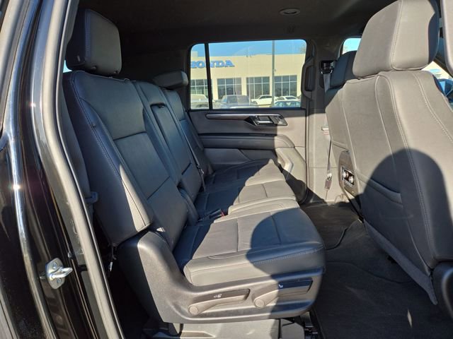 Used 2025 Chevrolet Suburban LT image 34
