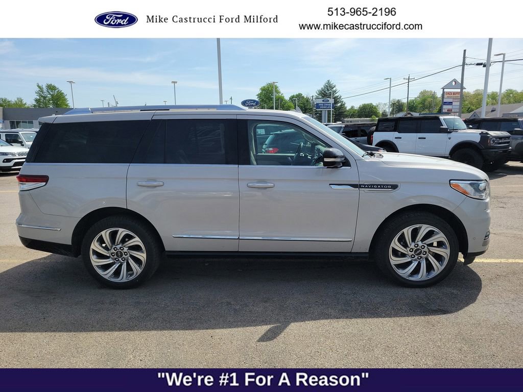Used 2024 Lincoln Navigator Premiere AWD/4WD image 6