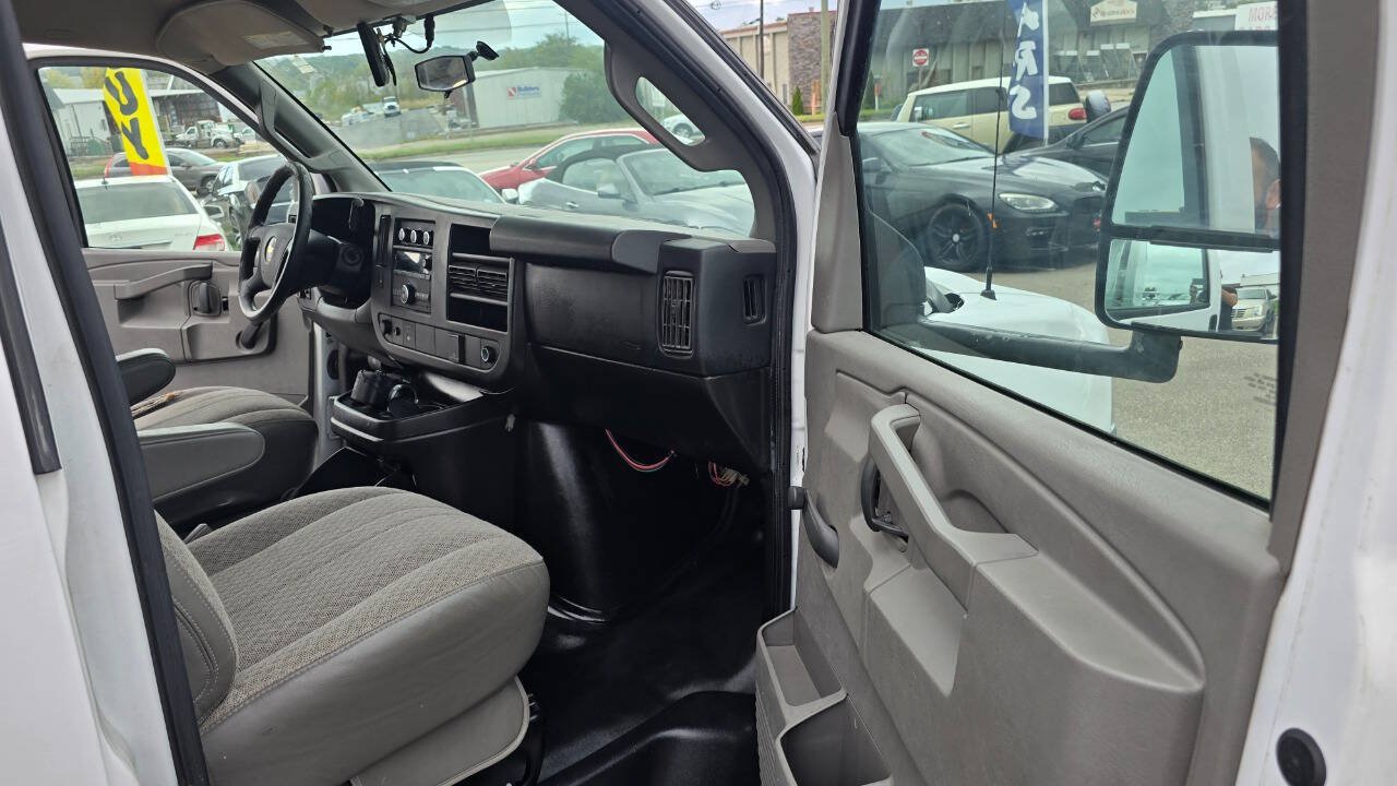Used 2017 Chevrolet Express 3500 w/ Chrome Appearance Package RWD image 41