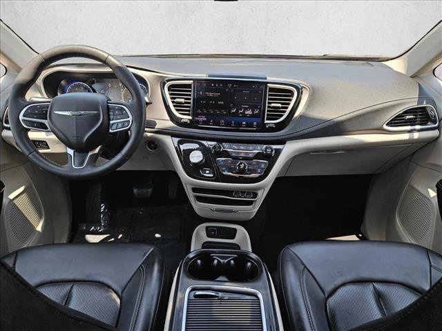 Used 2023 Chrysler Pacifica Touring-L FWD image 16
